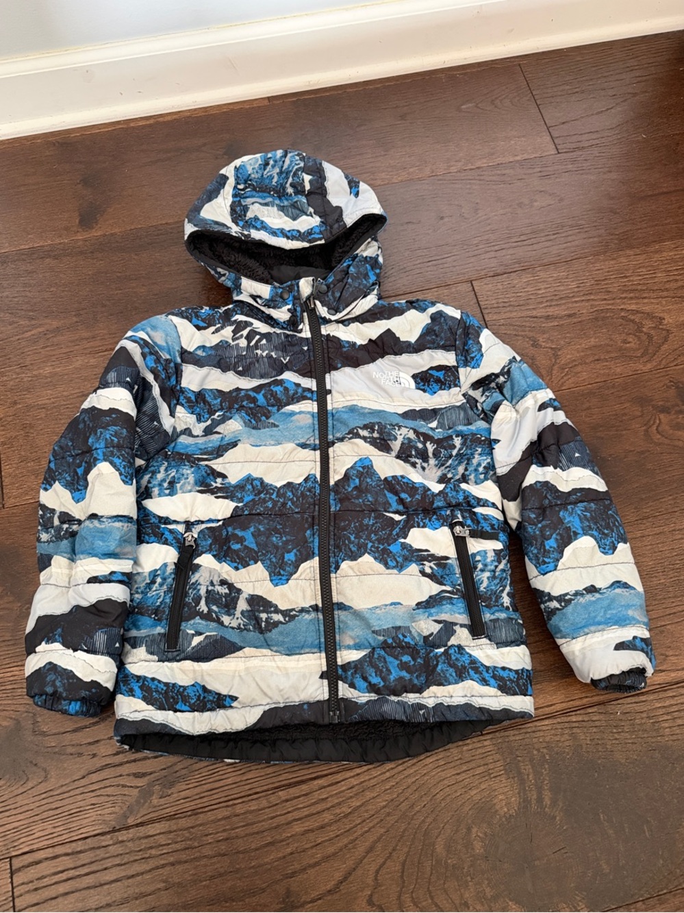 The North Face Kids Hooded Puffer Jacket in Blue, White & Black Mountain Print